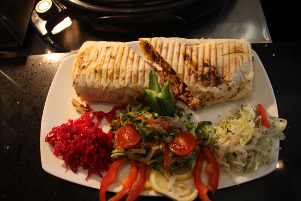 مطعم جويدي للشاورما في يافا بإدارة مصطفى أبو لسان - شاورما يعني جويدي